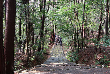 緩やかな石畳が続く坂手国生神社の参道