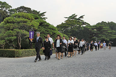 内宮神苑を進む