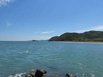 二見海岸にそびえる山の頂きが境内地