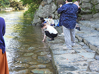 御手洗場でお水汲み