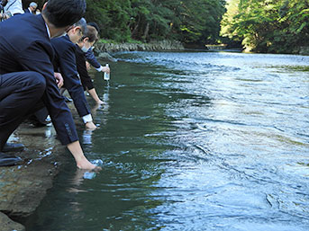 御手洗場でお水汲み