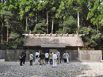 神服織機殿神社　八尋殿にて