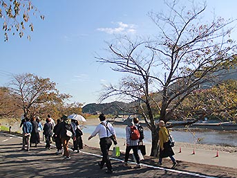 秋を感じる五十鈴川の畔