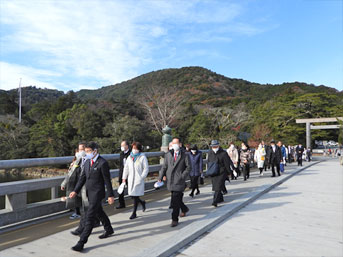 穏やかなお天気のもと宇治橋を渡る