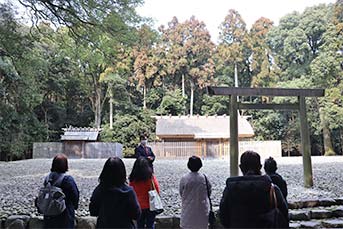 神服織機殿神社と八尋殿