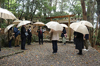 雨が降る中の参拝となった