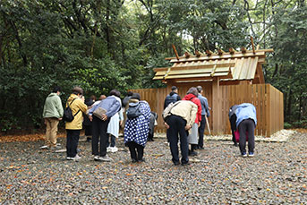 御塩浜から御塩殿神社へ