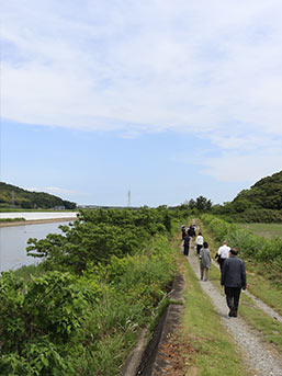 鏡宮神社を目指し五十鈴川沿いを行く