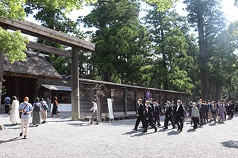 晴天の下　外宮を参拝