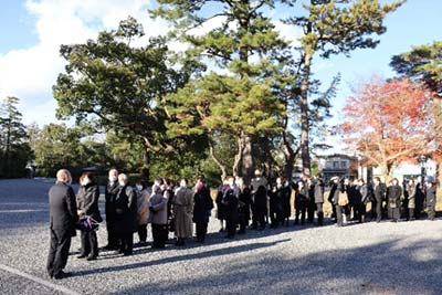 澄み渡る冬空の下で御礼まいり