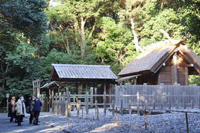 太陽の日差し降り注ぐ早朝の伊雑宮