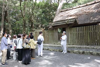 御塩殿神社にて焼き固めのお話を聞く