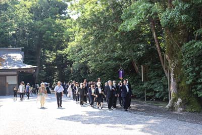 快晴の日差しの下　外宮参拝