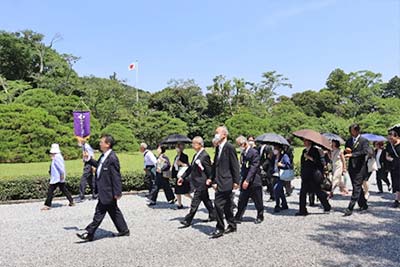 心地よい風で国旗がなびく内宮域内を進む