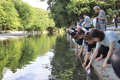 五十鈴川のお水汲み