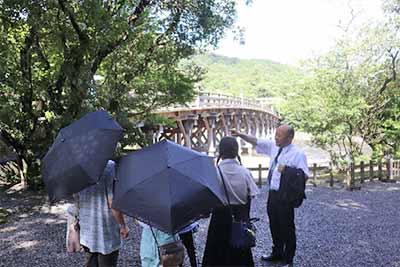 域内で神宮について学ぶ