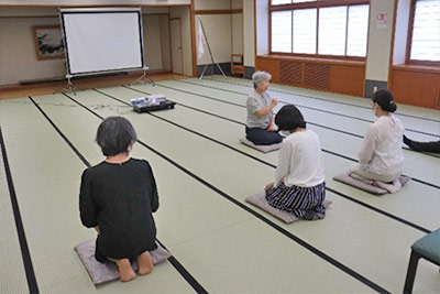 礼法「座布団への座り方」