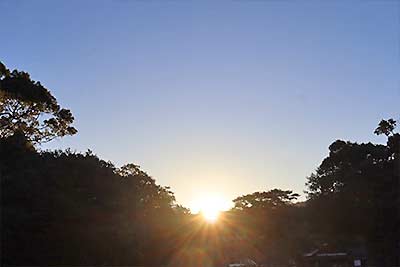 雲一つない好天の下 冬至の日の出