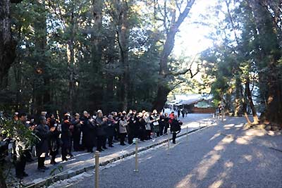 神宮を参拝し無病息災を願う