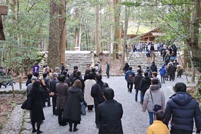 沢山の参拝者で列をなす荒祭宮