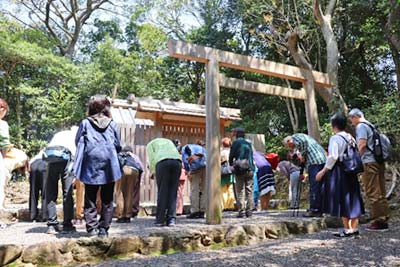 険しい山道を登り神前神社に参拝