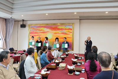 5名の方が修了証書をお受けになりました