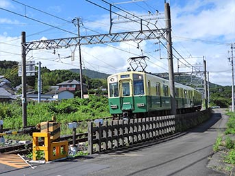 磯部の町を走り抜ける近鉄電車