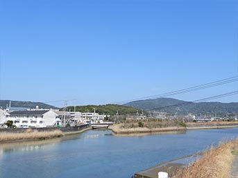 近くを流れる磯部川　（正面支流の奥にみえるが社地の杜）　　　