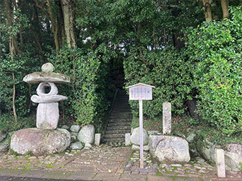 特徴的な天保14年の石灯籠と紀州藩が建てた禁殺生石