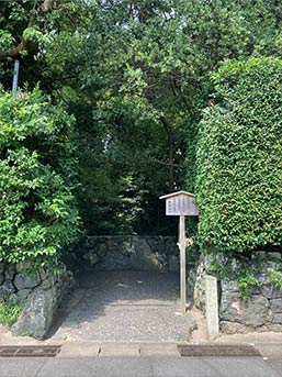 大間広と呼ばれる台地上の社域 入って左手に草奈伎神社、右手に大間国生神社がある