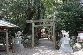 すぐ隣に、地域の氏神である上社（かみのやしろ）がある。