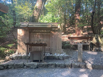 優しい雰囲気の子安神社。民間の信仰として、子授けや安産祈願に、鳥居が奉納される