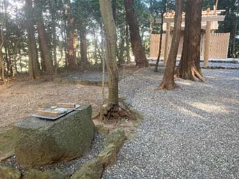 いつ訪れても静かな場所、入口に紀州藩の建てた禁殺生石がある