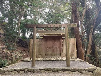 津長神社は内宮宇治橋前、国道を隔てた饗土橋姫神社の向かって右上に鎮座する
