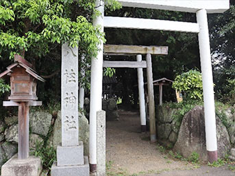 すぐ隣には地元の産土神である八柱神社