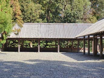 「五丈殿」は雨天時のお祓いが行われる建物。