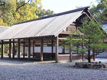 「九丈殿」は雨天時や中規模のお祭りでの摂末社の祭儀を行うための建物。あ
