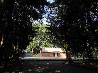 並び建つ神麻続機殿神社と八尋殿